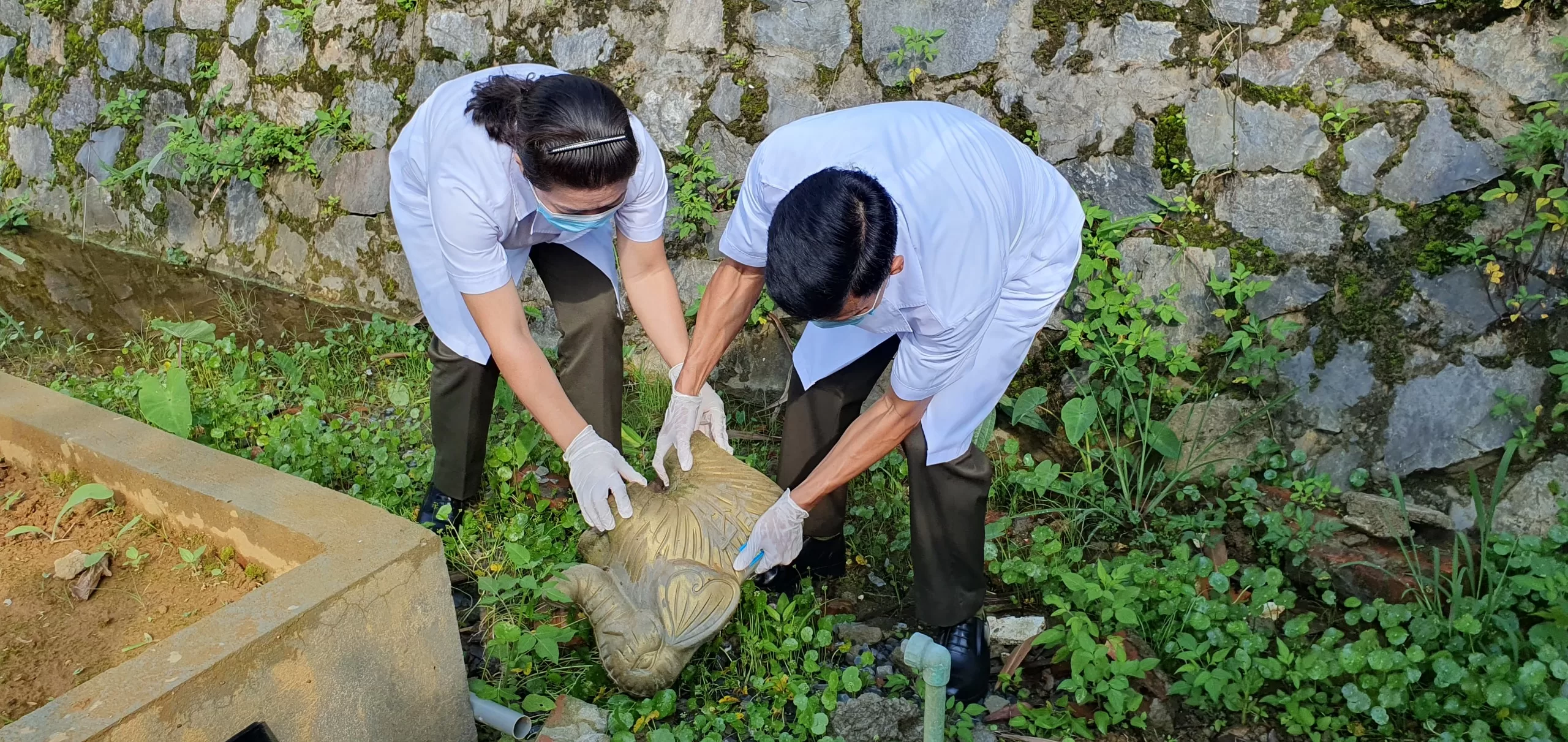 Bệnh xá Công an tỉnh thu gom loại bỏ các vật dụng, phế phẩm trong khuân viên Công an tỉnh