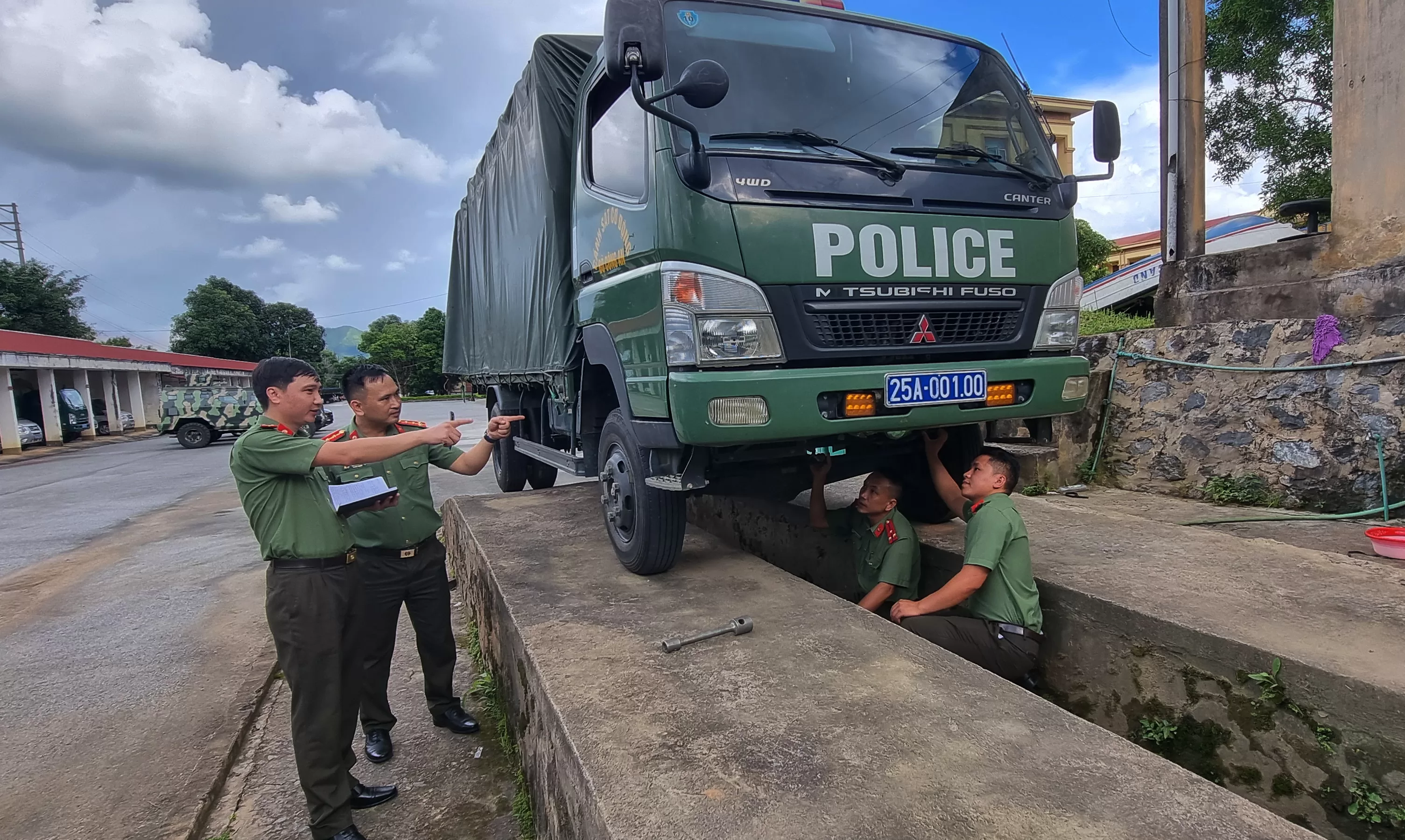 Cán bộ, chiến sỹ Đội xe kiểm tra kỹ thuật trước khi lên đường công tác
