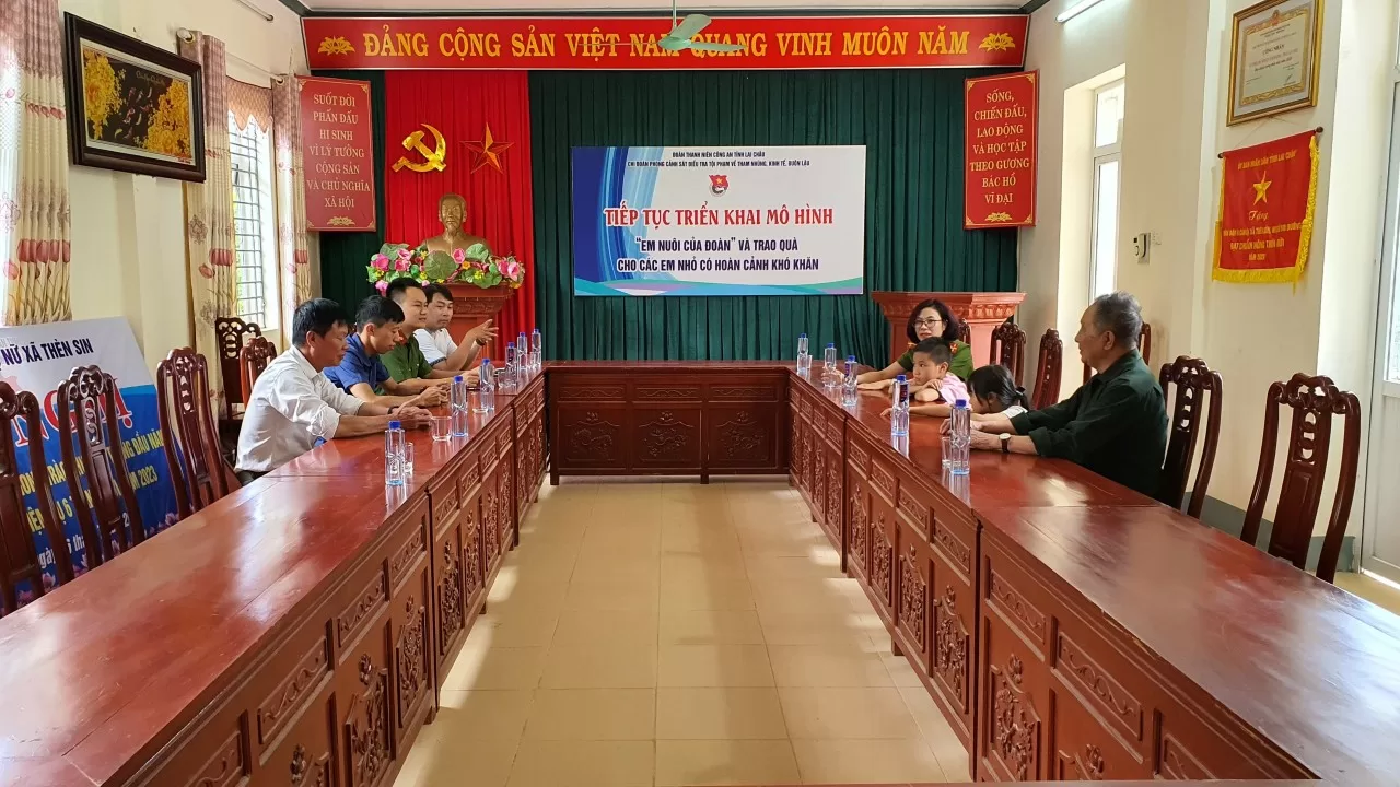 Chi đoàn phòng Cảnh sát kinh tế trao quà cho “Em nuôi của Đoàn”
