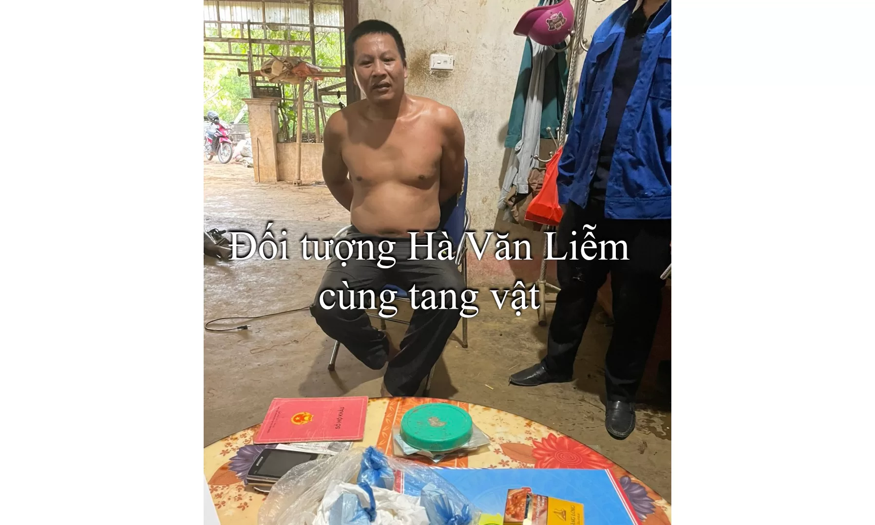Triệt xóa điểm bán lẻ ma túy phức tạp có tới 28 con chó cảnh giới.