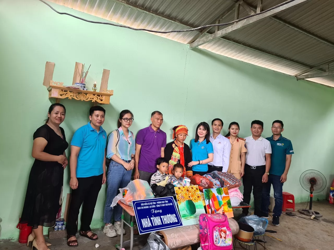 Đại diện Hội Phụ nữ Phòng cảnh sát giao thông và các nhà tài trợ trao nhà cho anh Thần A Thông