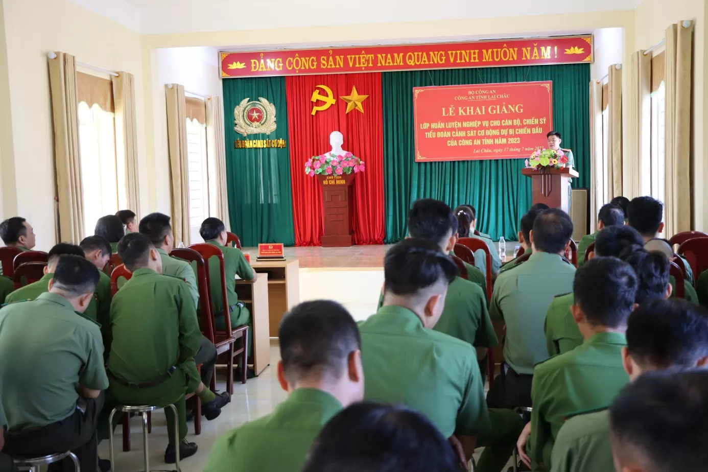 Đại tá Tao Văn Trường - Phó giám đốc Công an tỉnh phát biểu chỉ đạo tại Lễ Khai giảng