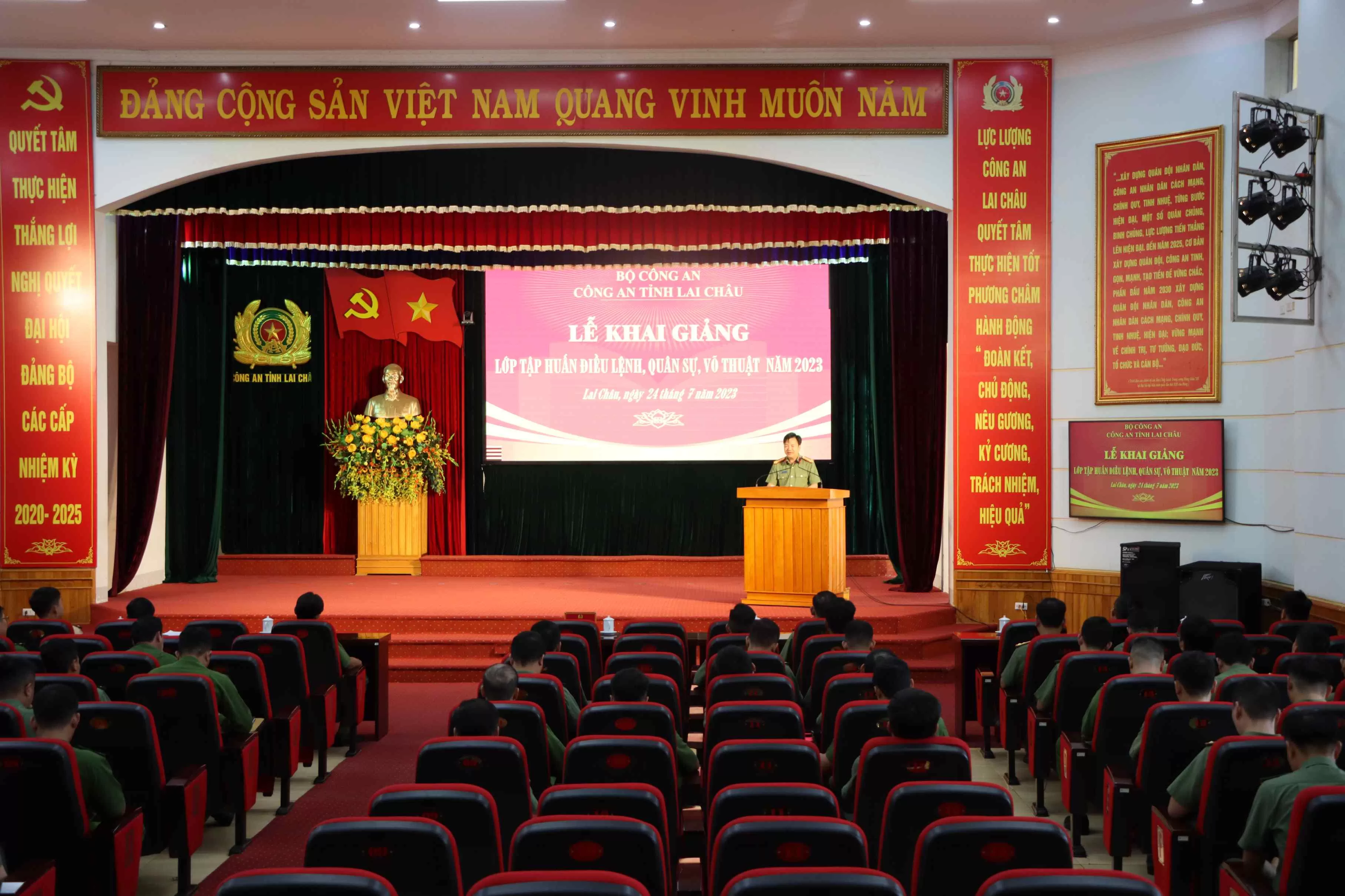 Đại tá Sùng A Súa, Phó Giám đốc Công an tỉnh phát biểu chỉ đạo tại lễ khai giảng
