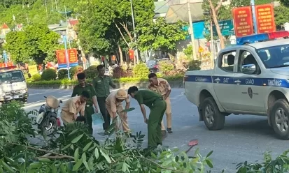 Công an huyện Phong Thổ dọn sỏi, đá rơi trên đường, đảm bảo an toàn giao thông