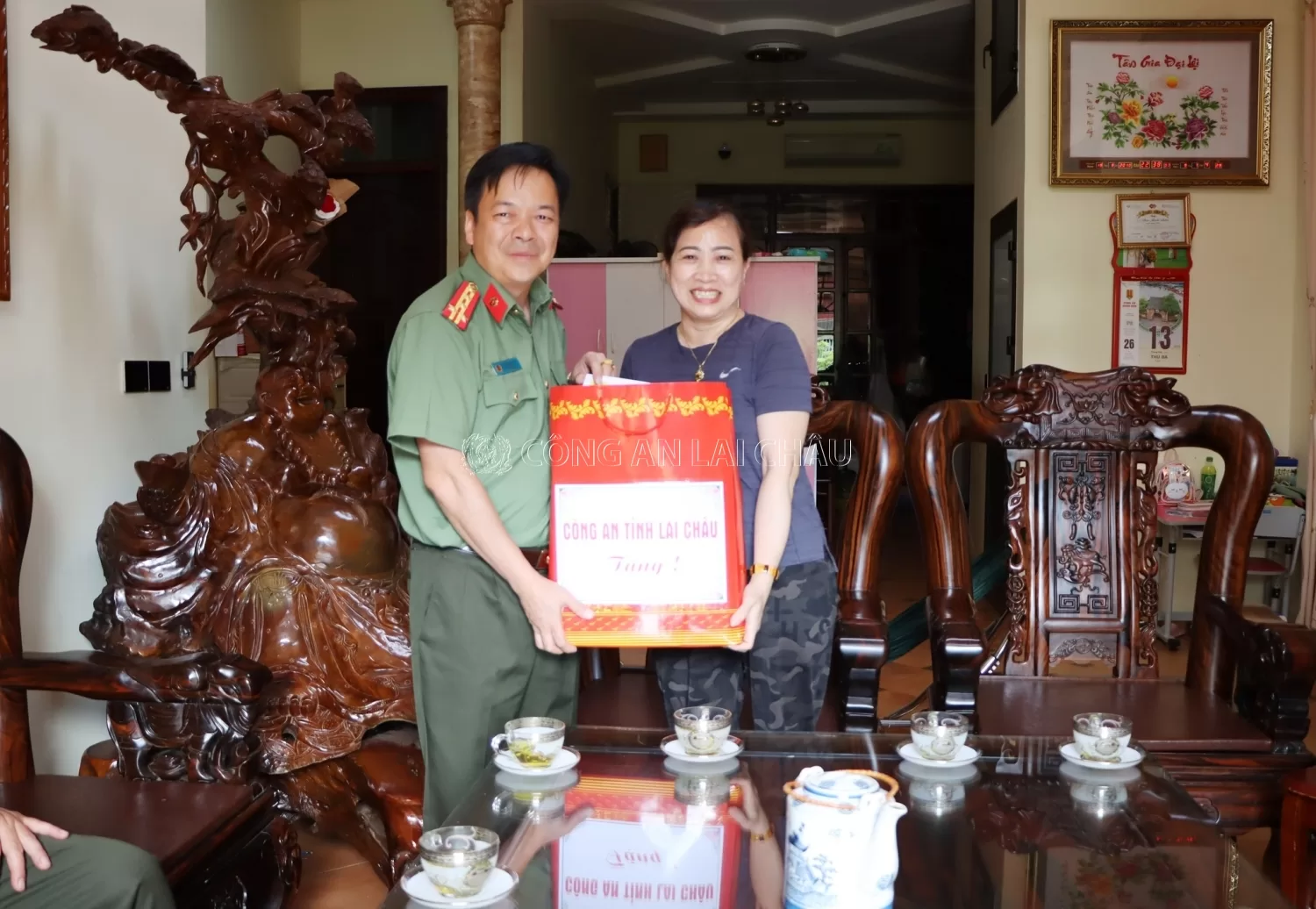 Đại tá Sùng A Súa - Phó Giám đốc Công an tỉnh thăm hỏi, tặng quà thân nhân gia đình liệt sỹ Công an nhân dân