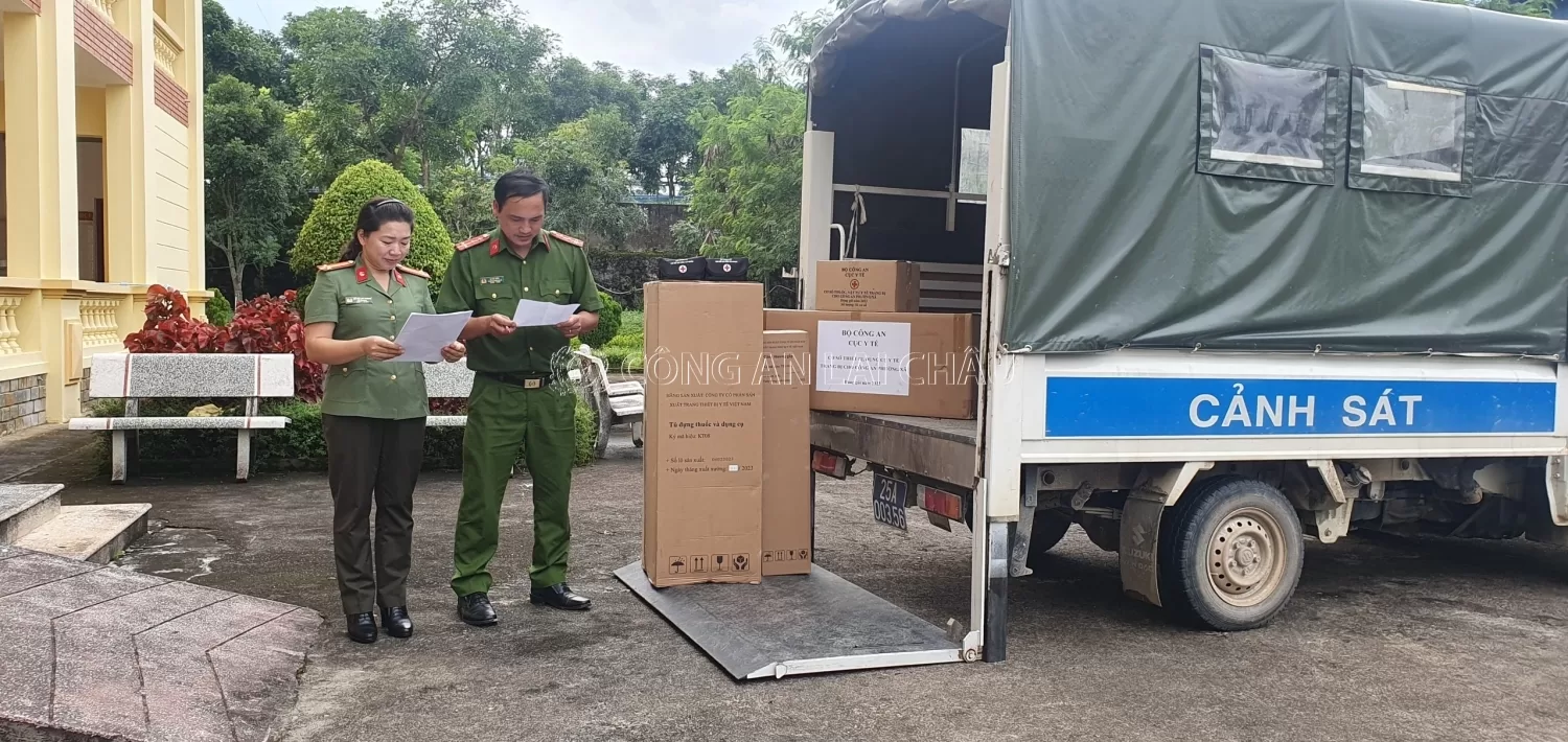 Bệnh xá Công an tỉnh bàn giao trang thiết bị cấp phát cho Công an xã