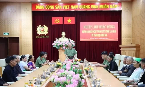 45 Đại biểu là người có thành tích xuất sắc trong phong trào toàn dân BVANTQ về tham Bộ Công an
