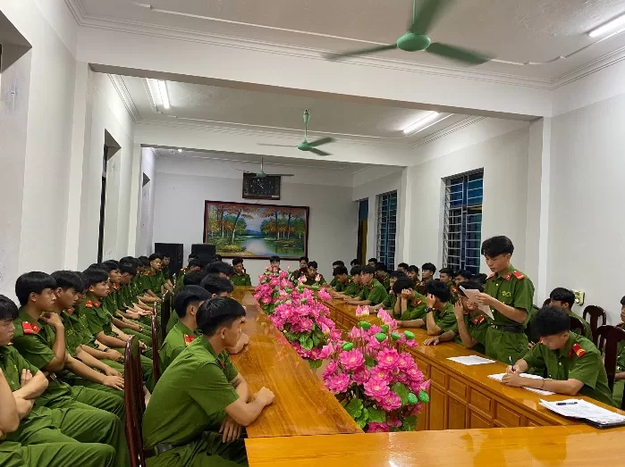 Quan tâm giáo dục chính trị, tư tưởng xây dựng người 