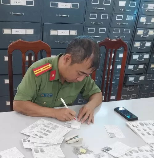 Che dấu tên và thân nhân để trốn tránh sự trừng phạt pháp luật