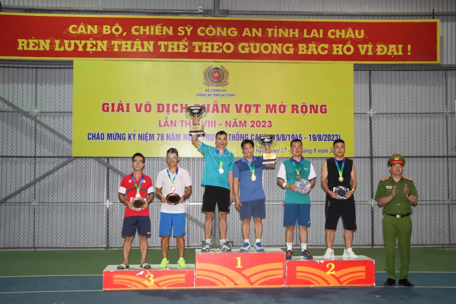 Đại tá Phạm Hải Đăng – Phó giám đốc Công an tỉnh trao giải Nhất, Nhì, Ba cho Đôi nam hạng A.