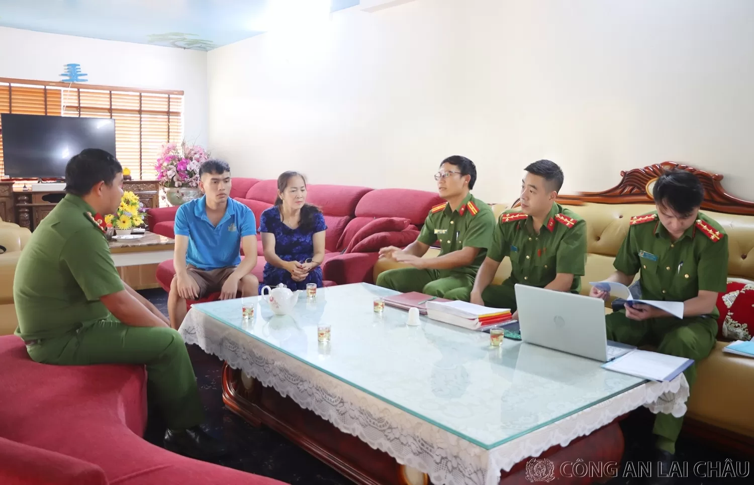Cán bộ phòng Cảnh sát Quản lý hành chính về TTXH Công an tỉnh tuyên truyền, vận động cơ sở lưu trú đăng ký sử dụng phần mềm ASM