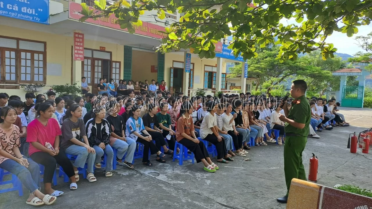Tổ chức tuyên truyền kiến thức, kỹ năng về PCCC và CNCH tại Trường PTDT nội trú huyện Phong Thổ