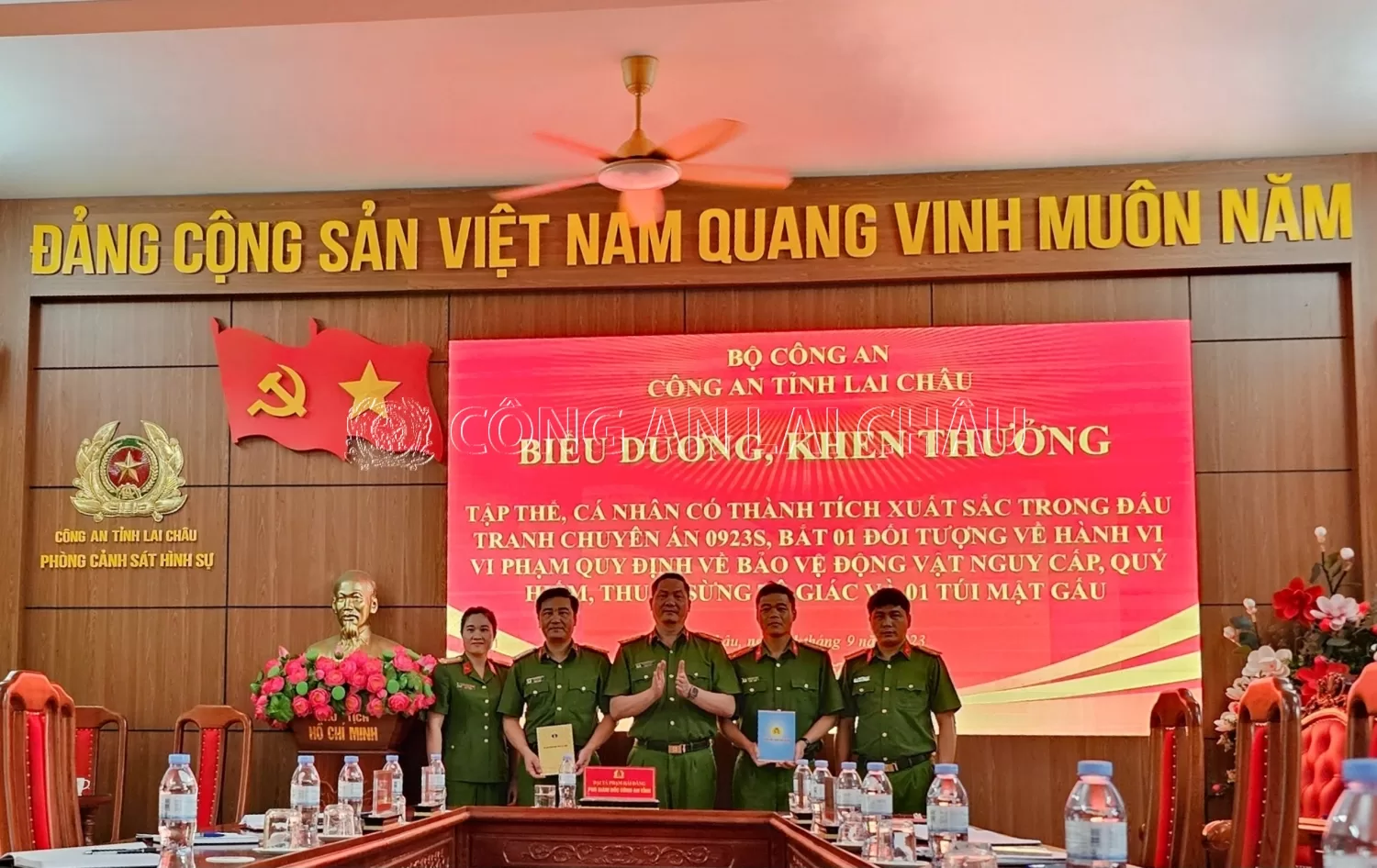 Biểu dương, thưởng nóng phòng Cảnh sát hình sự bắt đối tượng mua bán sừng Tê giác, mật Gấu.