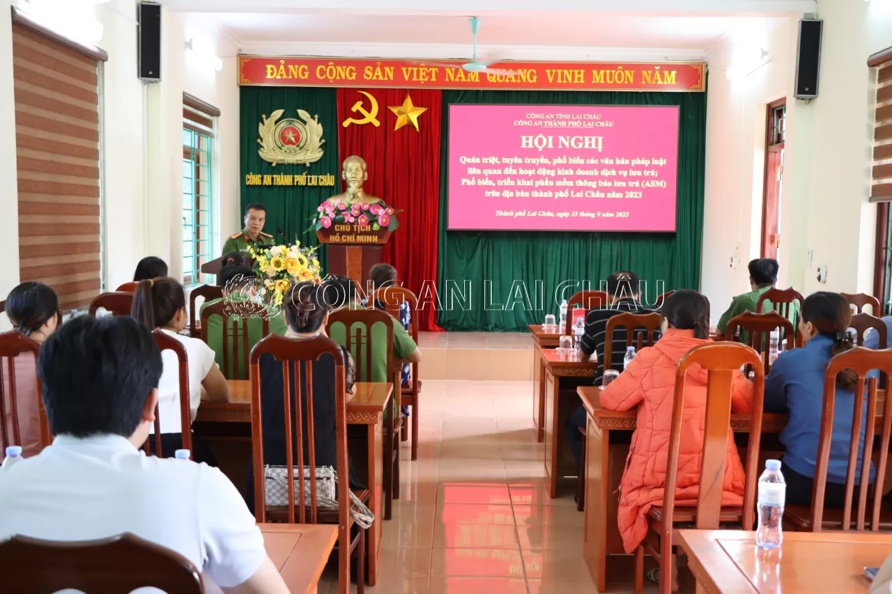 Trung tá Đặng Quang Vũ - Phó trưởng Công an thành phố giải đáp những kiến nghị đề xuất của các đại biểu