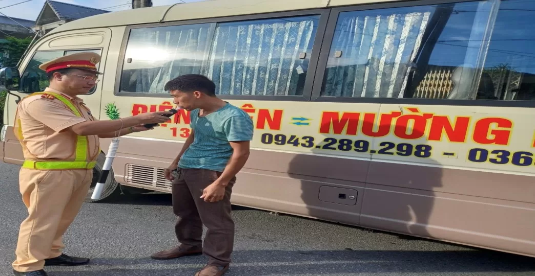 Tổ tuần tra, Phòng CSGT kiểm tra nồng độ cồn lái xe khách.