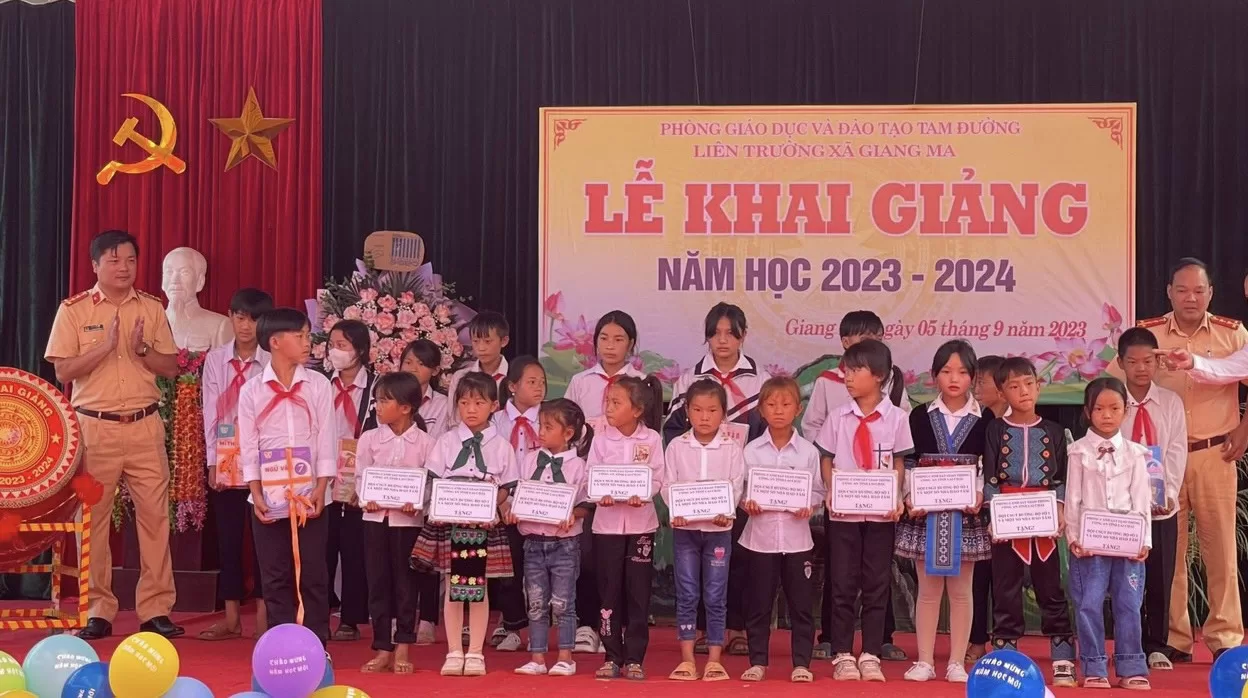Phòng CSGT tặng bộ sách giáo khoa mới cho các em học sinh.