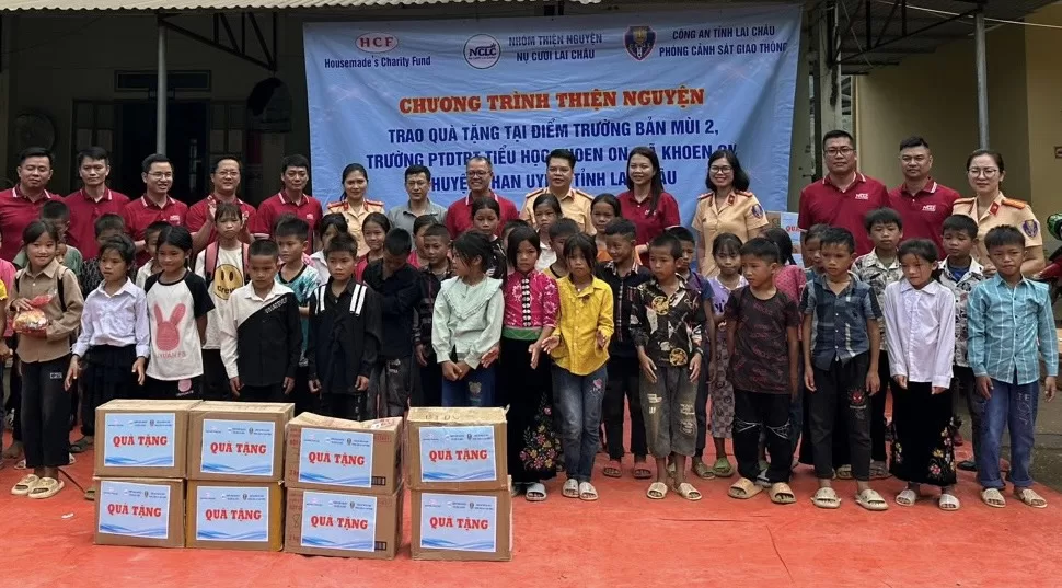 Phòng CSGT trao tặng quà tại Chương trình thiện nguyện.