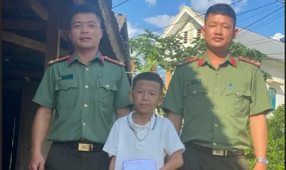 Chi đoàn phòng An ninh đối ngoại thăm hỏi, tặng quà cho em nuôi của chi đoàn nhân dịp khai giảng năm học mới