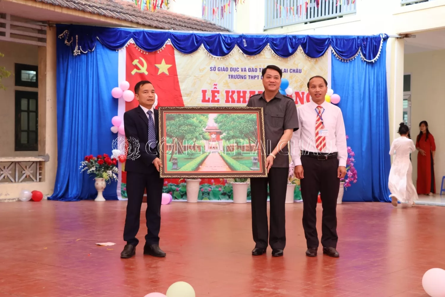 Thay mặt Ban Thường vụ Tỉnh ủy, Đại tá Nguyễn Viết Giang - Ủy viên Ban Thường vụ Tỉnh ủy, Giám đốc Công an tỉnh đã tặng nhà trường bức tranh văn miếu quốc tử giám