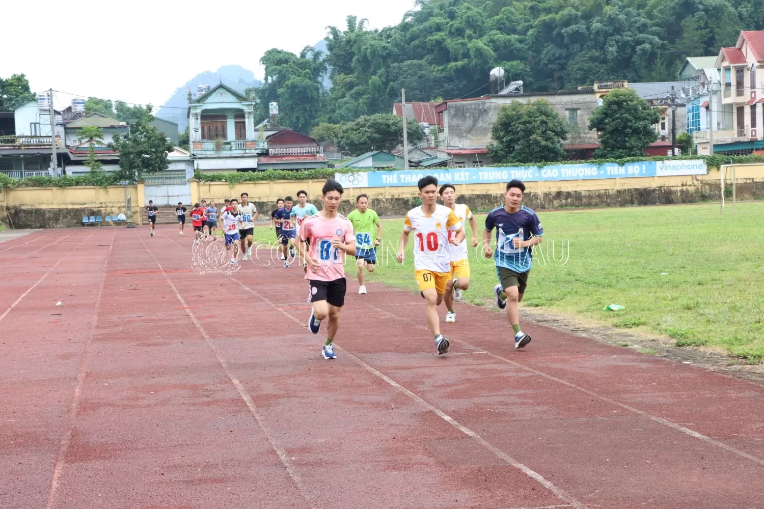 Cán bộ chiến sĩ tham gia kiểm tra nội dung chạy 1.500m