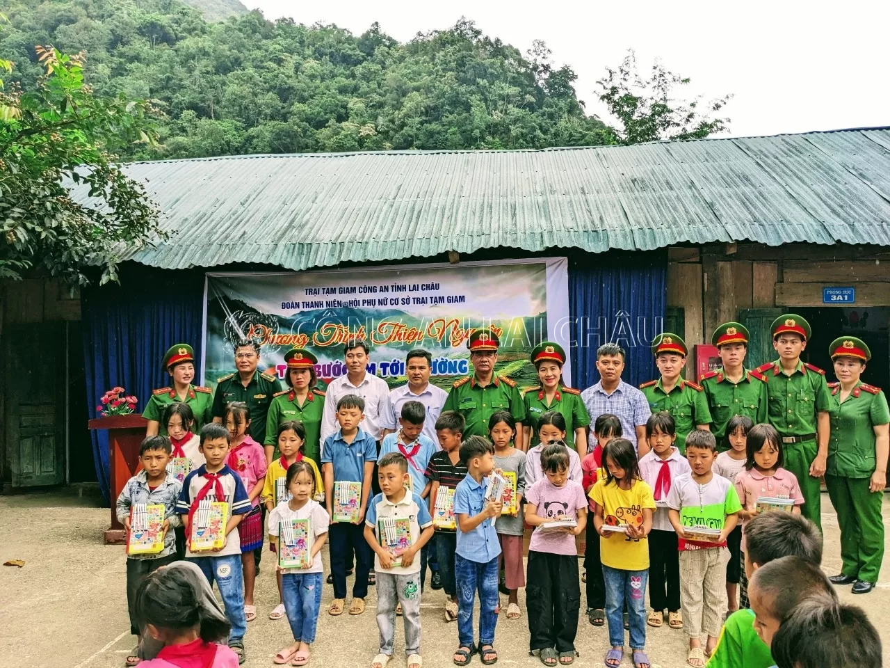 Lãnh đạo đơn vị, BCH Đoàn, BCH Hội phụ nữ Trại tạm giam trao quà cho các em học sinh