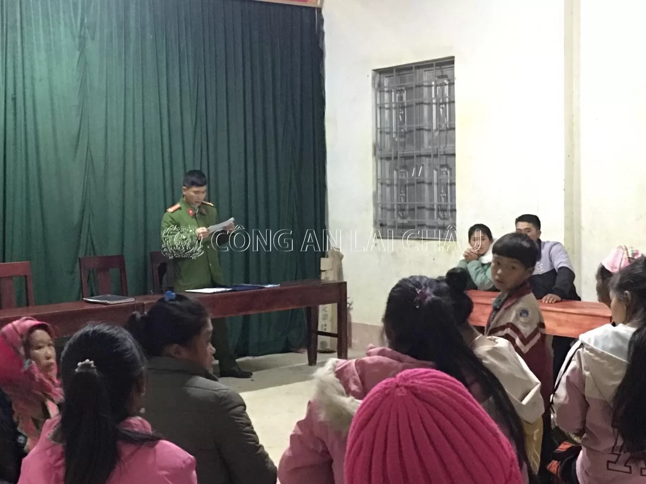 Công an xã Nùng Nàng tuyên truyền, phổ biến về hiểm họa của vũ khí, vật liệu nổ, công cụ hỗ trợ đến người dân ở bản