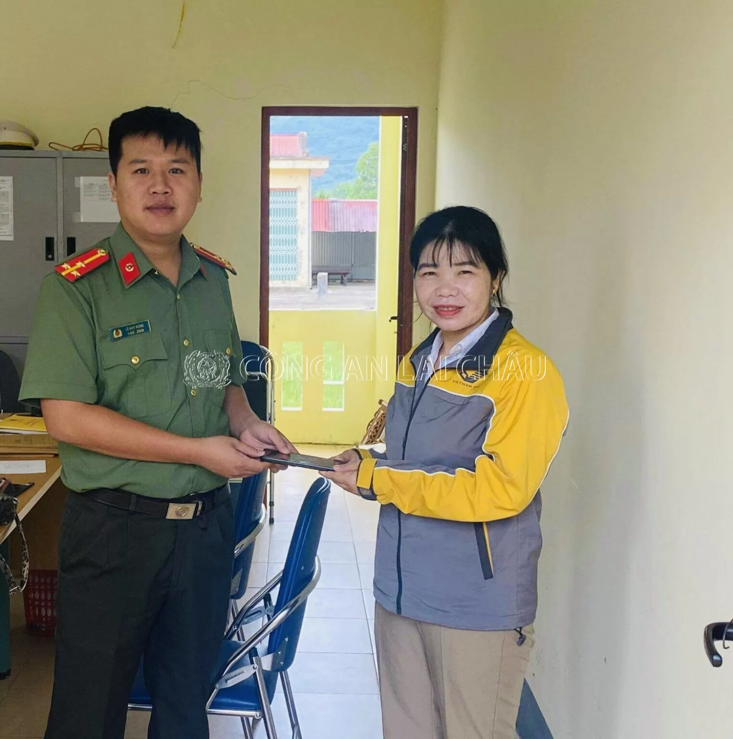 Phòng An ninh mạng và phòng chống tội phạm sử dụng công nghệ cao trao trả điện thoại cho gia đình anh Trần Quốc Thắng