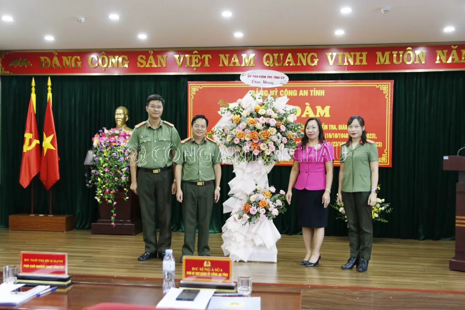 Đồng chí Ngô Thị Bích Hạnh - Phó chủ nhiệm Ủy ban kiểm tra Tỉnh ủy tặng hoa chúc mừng 75 năm Ngày truyền thống Ngành Kiểm tra Đảng(16/10/1948 - 16/10/2023)