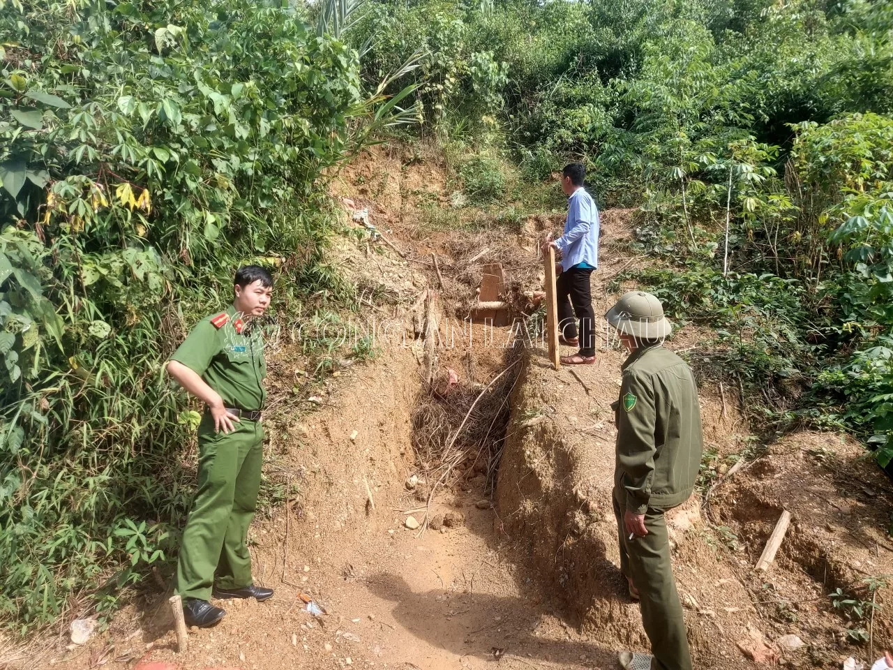 Một cửa hầm đối tượng Đặng Hữu Thọ cùng đồng bọn đào để khai thác vàng trái phép
