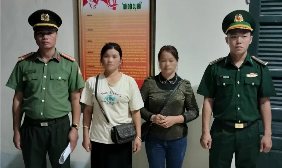 Cán bộ Phòng QLXNC phối hợp lực lương Biên phòng đưa các 02 trường hợp nhập cảnh trái phép về Đồn Biên phòng tại  xã Ma Li Pho để làm việc.