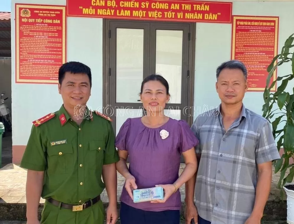 Công an thị trấn Than Uyên trả lại số tiền hơn 100 triệu do chuyển nhầm tài khoản