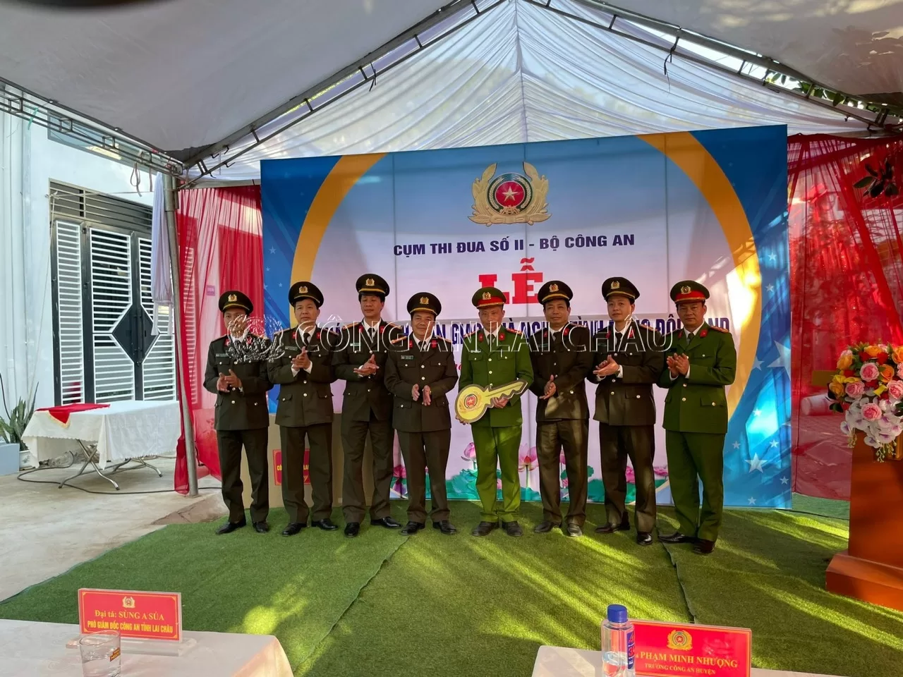 Đại diện lãnh đạo các đơn vị Cụm thi đua số II  Bộ Công an trao chìa khoá nhà cho gia đình đồng chí Đại úy Vừ A Di   Phó trưởng Công an xã Khổng Lào