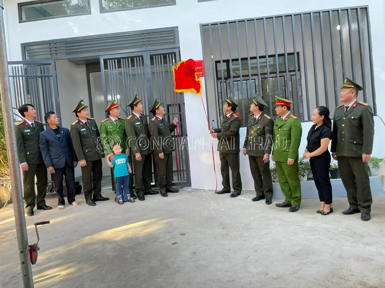 Đại diện lãnh đạo các đơn vị Cụm thi đua số II Bộ Công an trao nhà nghĩa tình đồng đội cho gia đình đồng chí Đại úy Vừ A Di Phó trưởng Công an xã Khổng Lào