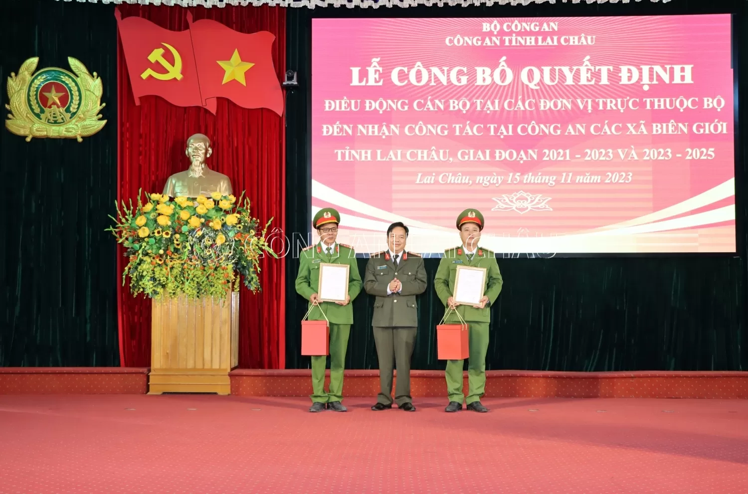 Đại tá Sùng A Súa Phó Giám đốc Công an tỉnh trao quyết định của Bộ Công an về kéo dài thời gian công tác đối với 2 đồng chí xung phong tiếp tục tăng cường Công an xã biên giới