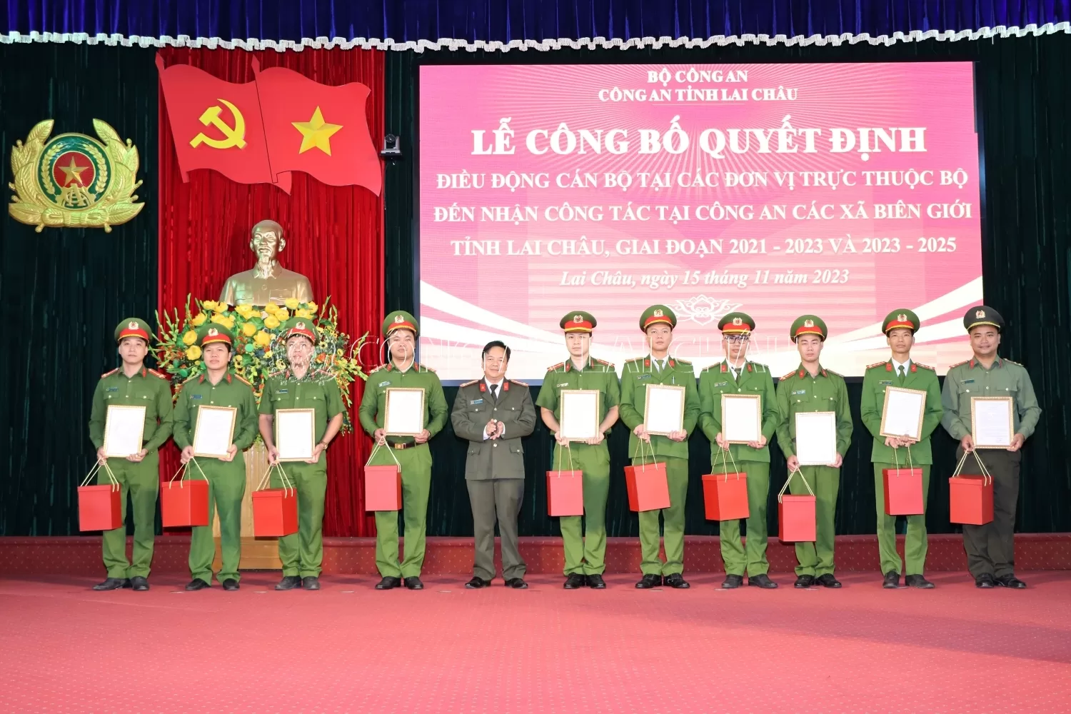 Đại tá Sùng A Súa   Phó Giám đốc Công an tỉnh trao quyết định điều động cán bộ, chiến sỹ hoàn thành thời gian công tác tại các xã biên giới