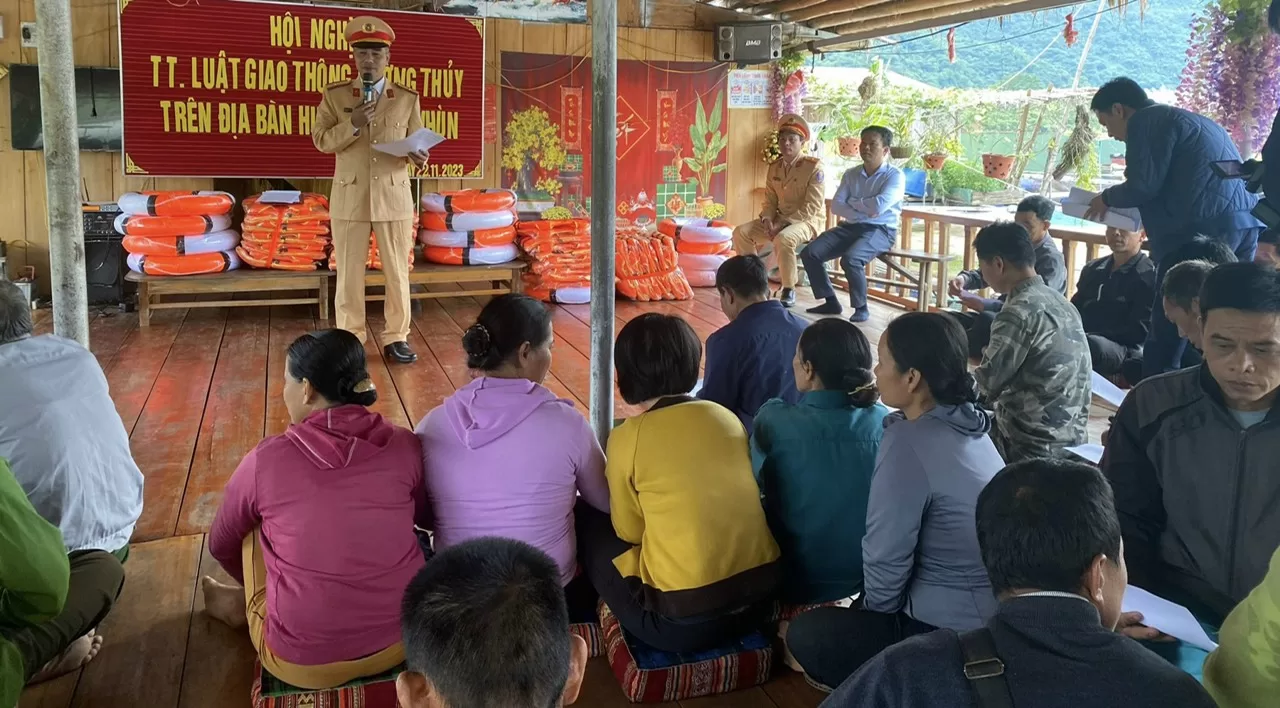 Lực lượng cảnh sát giao thông Công an tỉnh tuyên truyền Luật giao thông đường thủy nội địa tại bản Mường Mô, xã Mường Mô huyện Nậm Nhùn