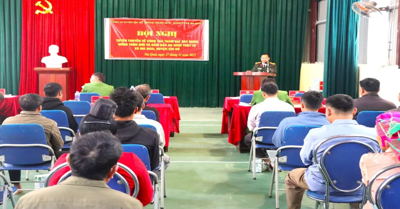 Đ/c Thượng tá Mùa A Minh, phó Trưởng phòng an ninh đối nội, Công an tỉnh thực hiện nội dung tuyên truyền tại Hội nghị