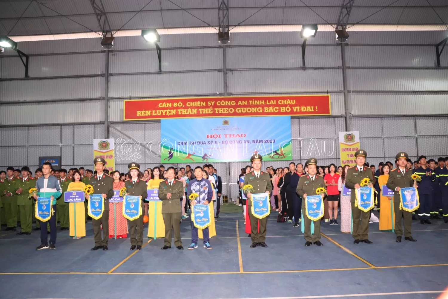 Đại tá Sùng A Súa - Phó giám đốc Công an tỉnh trao cơ lưu niệm, tặng hoa cho các đoàn vận động viên