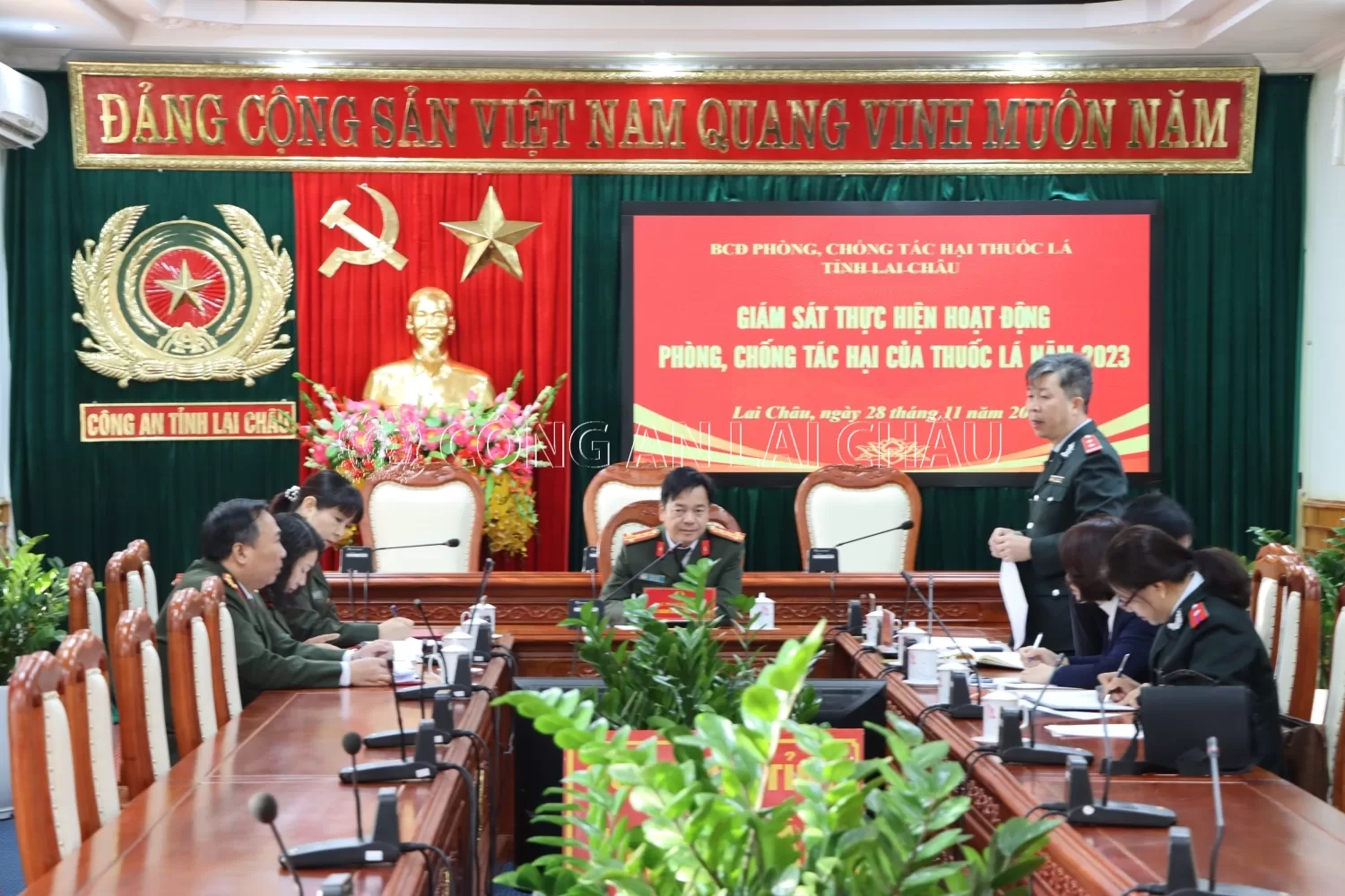 Đại tá Sùng A Súa - Phó giám đốc Công an tỉnh dự và làm việc với đoàn giám sát