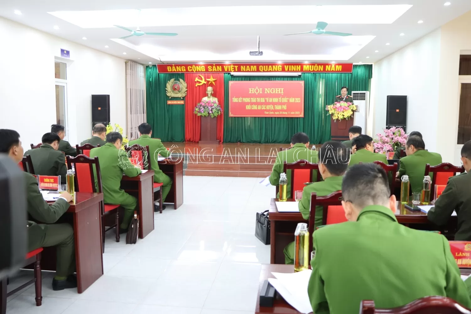 Đại tá Sùng A Súa - Phó giám đốc Công an tỉnh phát biểu tại Hội nghị tổng kết