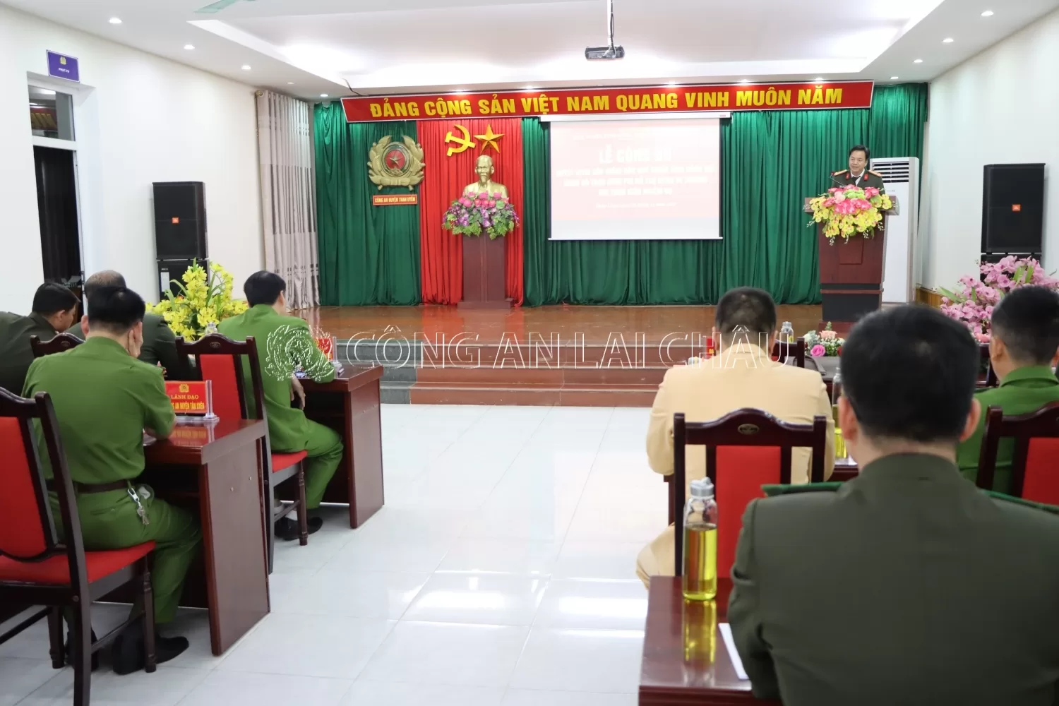 Đại tá Sùng A Súa - Phó giám đốc Công an tỉnh phát biểu tại lễ công bố quyết định, bàn giao kinh phí cho cán bộ chiến sĩ bị thương khi làm nhiệm vụ