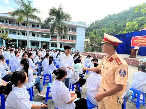 Công an huyện Phong Thổ tuyên truyền hưởng ứng ngày pháp luật Việt Nam năm 2023