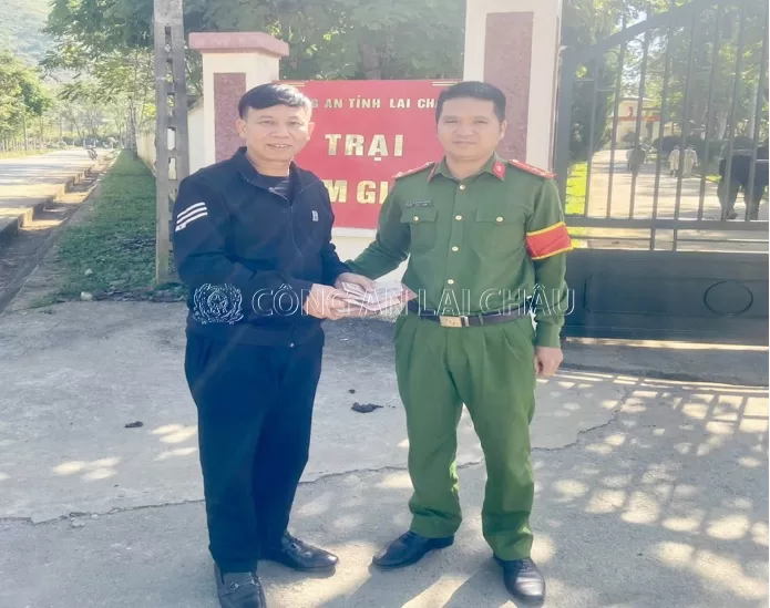 Thượng úy Đoàn Minh Khang trả lại tài sản bị mất cho anh Vũ Văn Luận