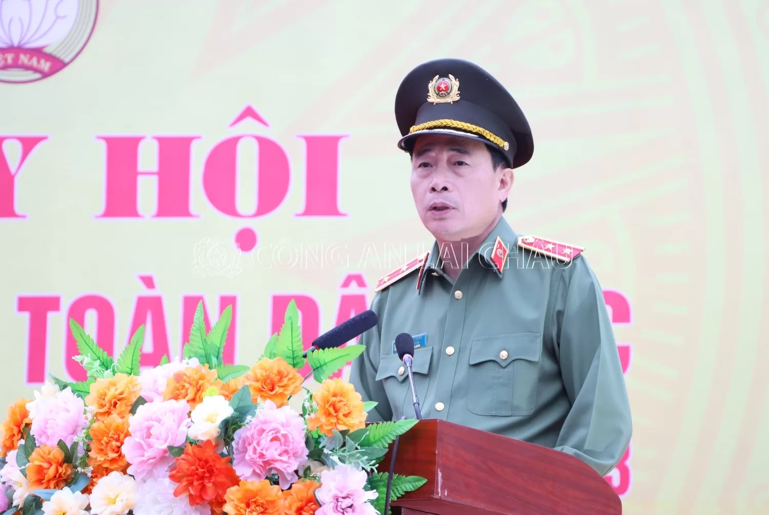 Trung tướng Lê Quốc Hùng  - Ủy viên Trung ương Đảng, Thứ trưởng Bộ Công an, Trưởng Ban chỉ đạo thực hiện phong trào toàn dân bảo vệ ANTQ Trung ương phát biểu tại Ngày hội Đại đoàn kết toàn dân tộc phường Quyết Tiến