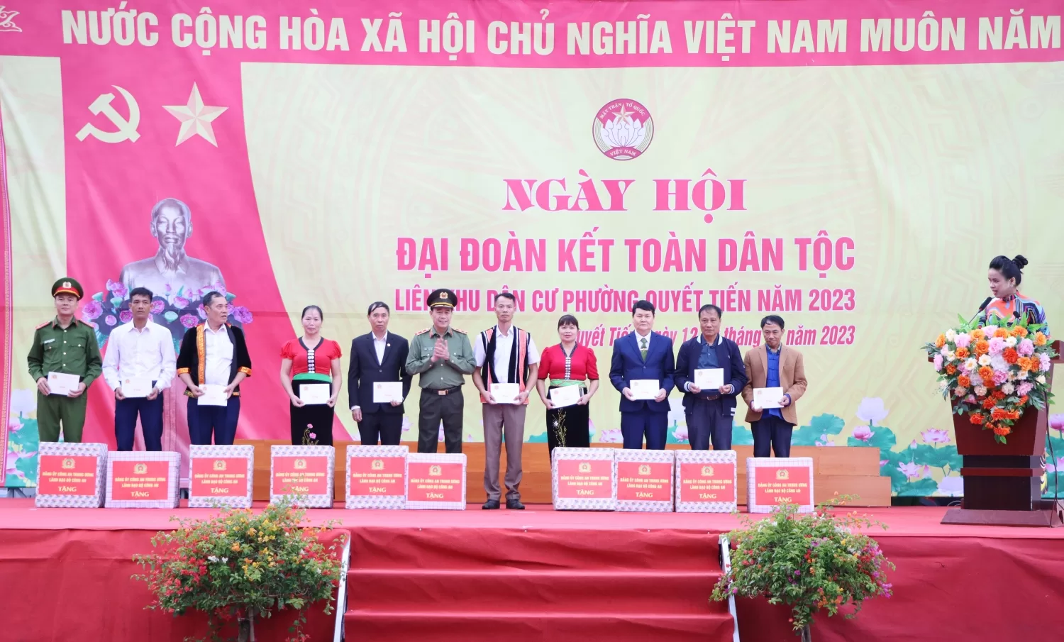 Trung tướng Lê Quốc Hùng - Ủy viên TW Đảng, Thứ trưởng BCA, Trưởng BCĐ thực hiện phong trào toàn dân bảo vệ ANTQ Trung ương tặng quà cho 10 tập thể, cá nhân có thành tích xuất sắc trong phong trào toàn dân bảo vệ ANTQ phường Quyết Tiến