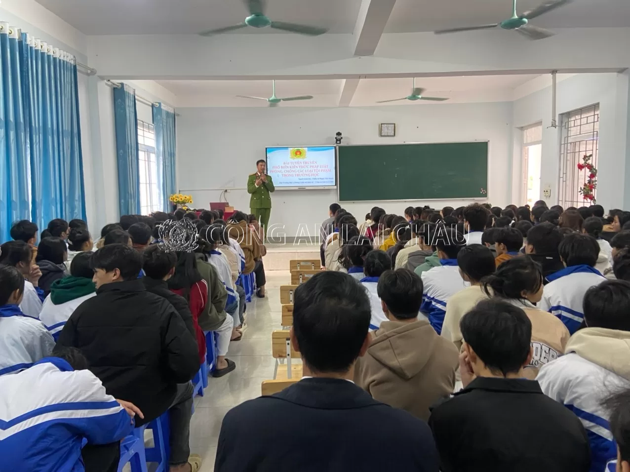 Báo cáo viên Phòng Cảnh sát hình sự tuyên truyền kiến thức, kỹ năng phòng, chống bạo lực học đường và tội phạm thanh thiếu niên trong học sinh