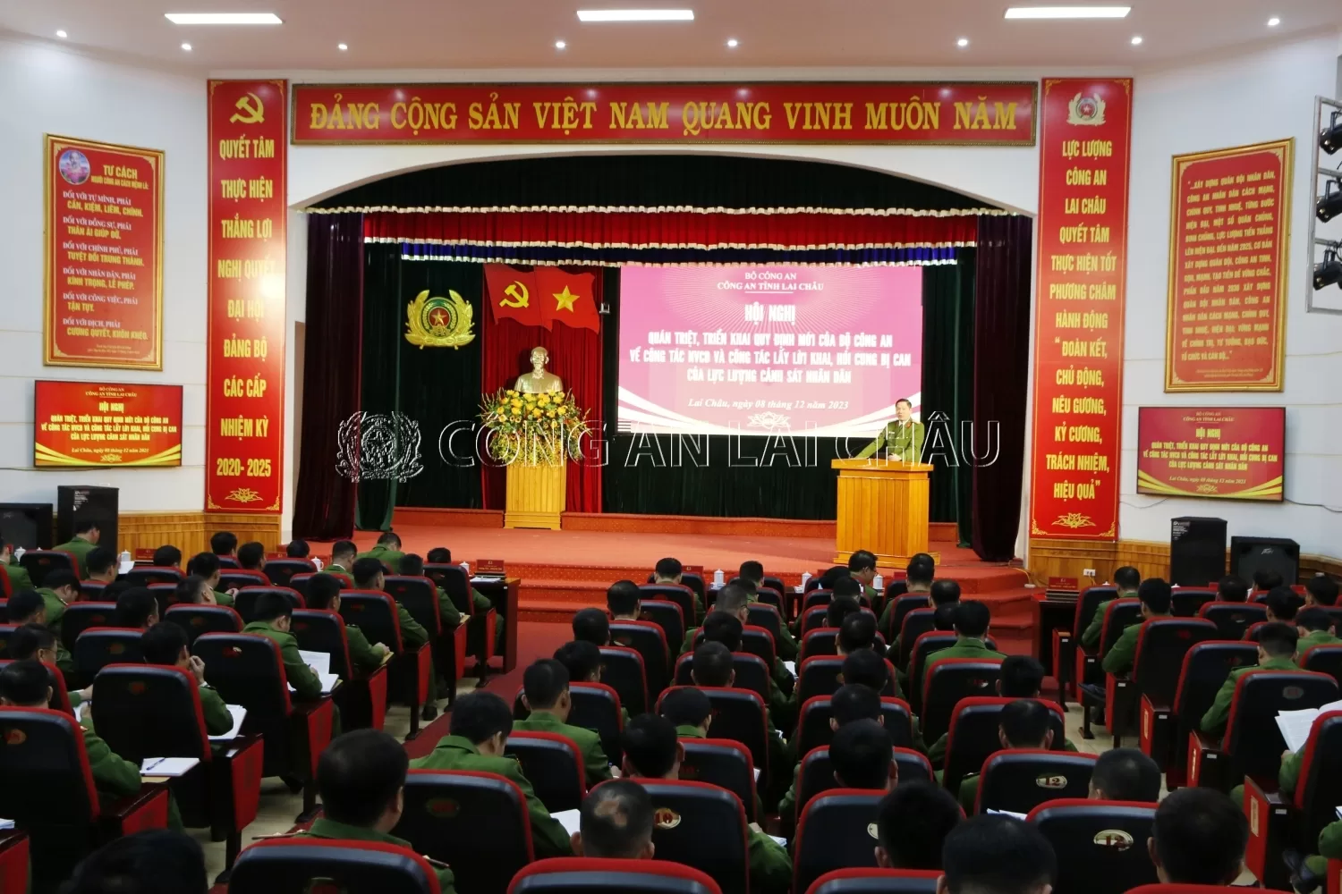 Đại tá Phạm Hải Đăng - Phó giám đốc Công an tỉnh, Thủ trưởng cơ quan cảnh sát điều tra Công an tỉnh phát biểu tại Hội nghị