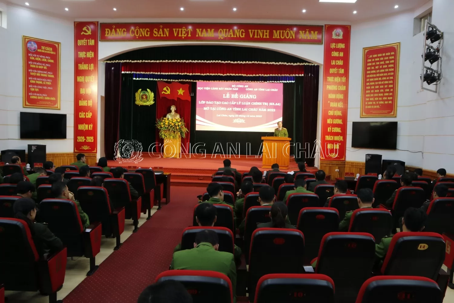 Đại tá PGS.TS Trần Quang Huyên - Phó giám đốc Học viện CSND phát biểu bế giảng khóa học