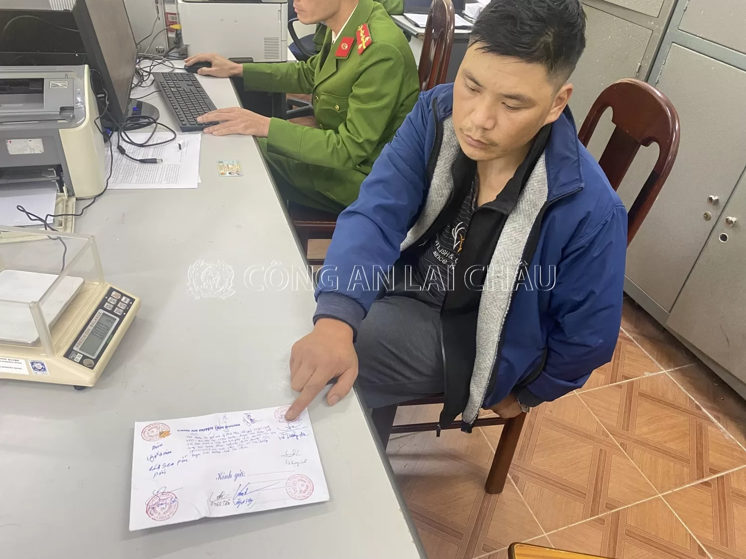 Đối tượng Lỳ Phà Min cùng tang vật