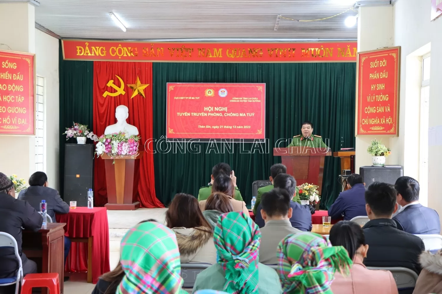 Báo cáo viên Cục Cảnh sát điều tra tội phạm về ma túy tuyên truyền tác hại của ma túy